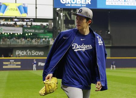 　練習を終え、引き揚げるドジャース・佐々木（共同）