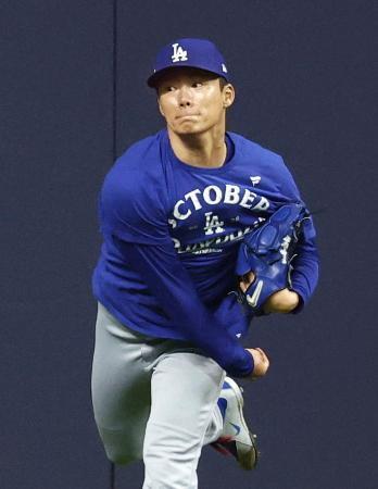 　キャッチボールするドジャース・山本＝ミルウォーキー（共同）