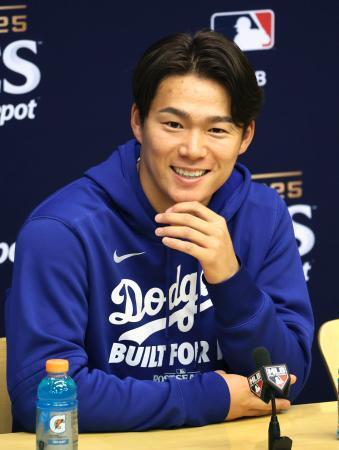 　記者会見で質問に答えるドジャース・山本＝ミルウォーキー（共同）