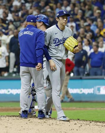 　ブルワーズ戦の９回、降板するドジャース・佐々木（右）＝共同