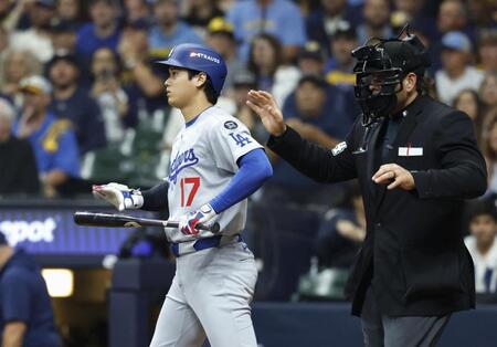 　ブルワーズ戦の５回、申告敬遠で出塁するドジャース・大谷（共同）