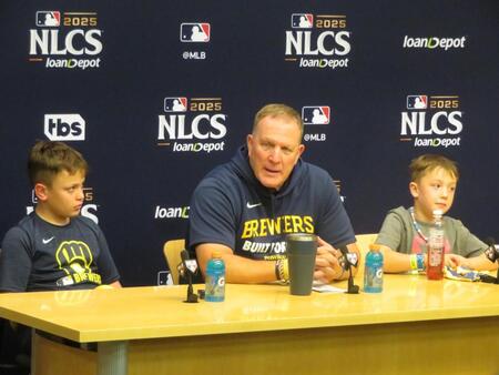 　試合後に会見に応じるマーフィー監督（撮影・小林信行）