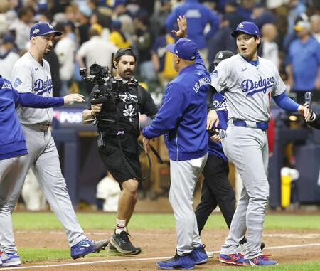 　ブルワーズに勝利し、ロバーツ監督とタッチを交わすドジャース・大谷（右）＝共同