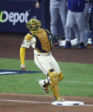 　ドジャース戦の４回、マンシーの中堅への打球でＴ・ヘルナンデスを本封し、そのまま走り三塁ベースを踏み併殺とするブルワーズの捕手コントレラス（共同）