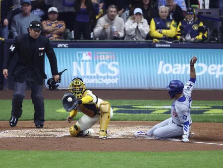 　ブルワーズ戦の４回、マンシーの中堅への打球で本封されるドジャースの三走Ｔ・ヘルナンデス（共同）