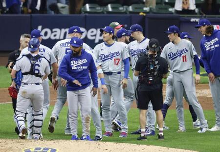 　ブルワーズに勝利しチームメートを迎えるドジャース・大谷（１７）、佐々木（１１）ら（共同）