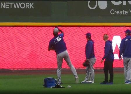 　スタンドにボールを投げ入れる大谷翔平（撮影・小林信行）