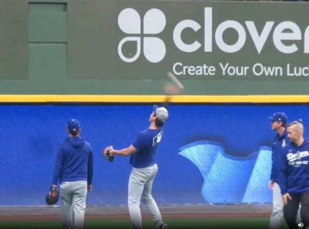 　スタンドにボールを投げ入れる大谷翔平（撮影・小林信行）