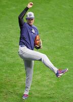 　キャッチボールするドジャース・大谷（共同）