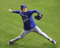 　キャッチボールするドジャース・山本（共同）