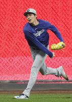 　キャッチボールするドジャース・佐々木（共同）