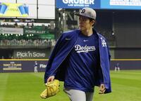 　練習を終え、引き揚げるドジャース・佐々木（共同）