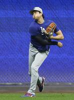 　キャッチボールするドジャース・大谷（共同）