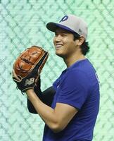 　練習中、笑顔を見せるドジャース・大谷（共同）