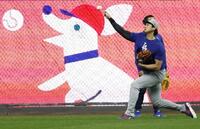 　キャッチボールするドジャース・大谷（共同）