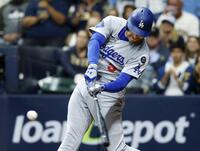 　ブルワーズ戦の６回、先制ソロを放つドジャースのフリーマン（共同）