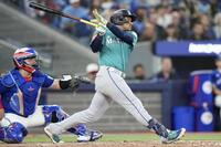 　ブルージェイズ戦の５回、３ランを放つマリナーズのポランコ（ＡＰ＝共同）