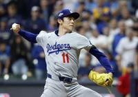 　ブルワーズ戦の９回、登板したドジャース・佐々木（共同）