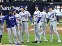 　ナショナル・リーグの優勝決定シリーズが開幕し、ブルワーズに勝利しチームメートを迎えるドジャースの大谷翔平（１７）、佐々木朗希（１１）ら（共同）