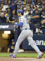 　ブルワーズ戦の１回、四球を選ぶドジャース・大谷（共同）