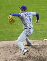 　ブルワーズ戦の９回、登板したドジャース・佐々木（イマジンイメージズ・ロイター＝共同）