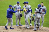 　ブルワーズ戦の９回、ロバーツ監督（左端）にボールを渡すドジャース・佐々木（イマジンイメージズ・ロイター＝共同）