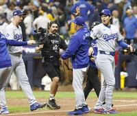　ブルワーズに勝利し、ロバーツ監督とタッチを交わすドジャース・大谷（右）＝共同