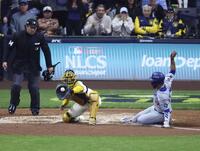 　ブルワーズ戦の４回、マンシーの中堅への打球で本封されるドジャースの三走Ｔ・ヘルナンデス（共同）