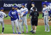 　ナショナル・リーグの優勝決定シリーズが開幕、ブルワーズに勝利しチームメートを迎えるドジャースの大谷翔平（１７）、佐々木朗希（１１）ら（共同）