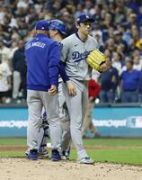 　ブルワーズ戦の９回、降板するドジャース・佐々木（右）＝共同