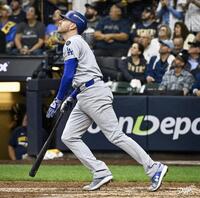 　六回、右越えに先制ソロを放つフリーマン（ロサンゼルス・ドジャース提供）