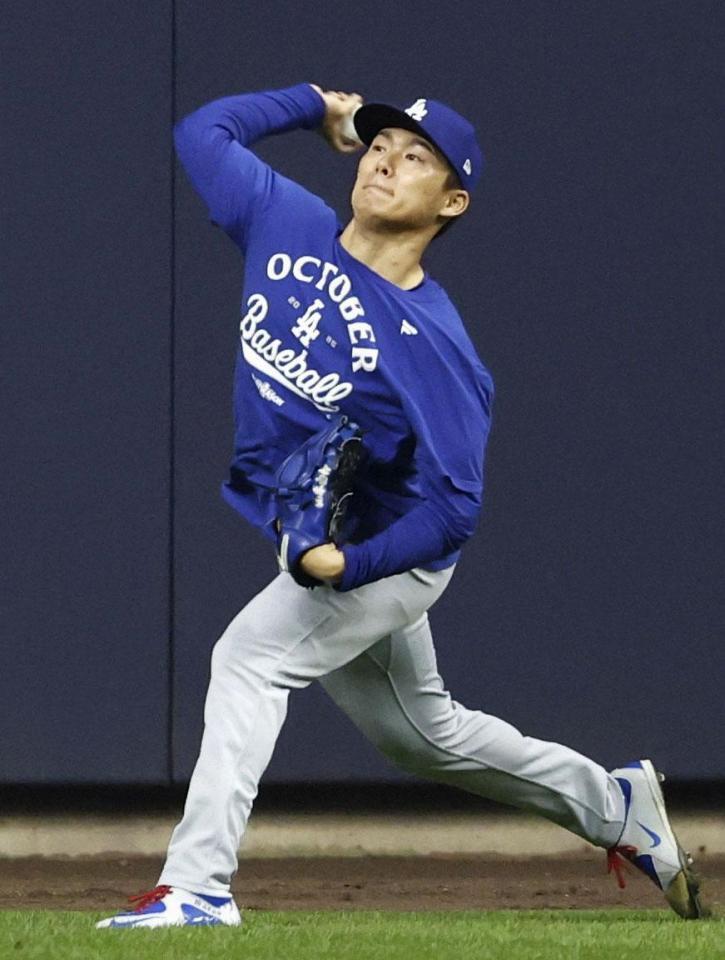 　キャッチボールするドジャース・山本（共同）