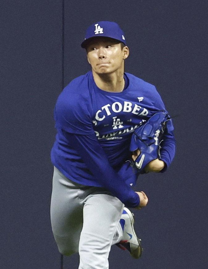 　キャッチボールするドジャース・山本（共同）