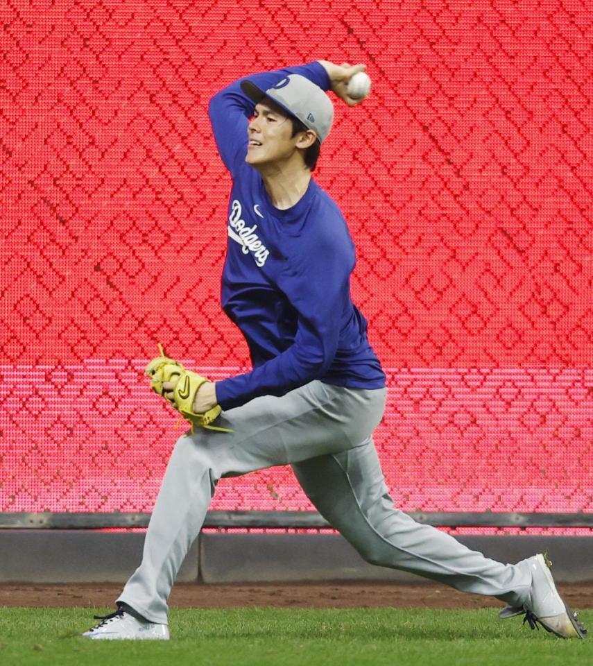 　キャッチボールするドジャース・佐々木（共同）