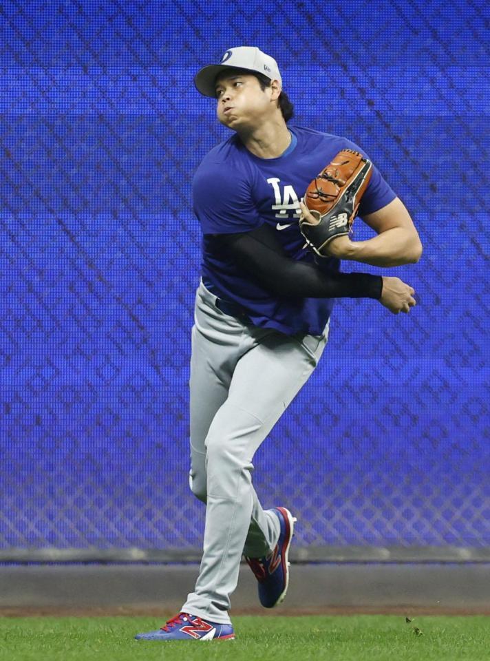 　キャッチボールするドジャース・大谷（共同）