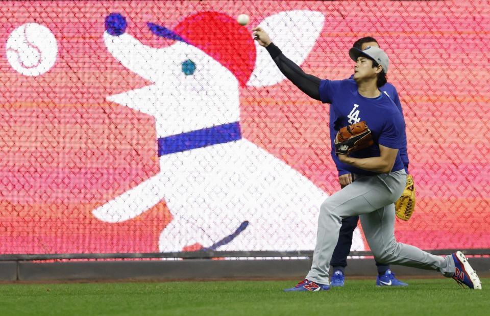 　キャッチボールするドジャース・大谷（共同）