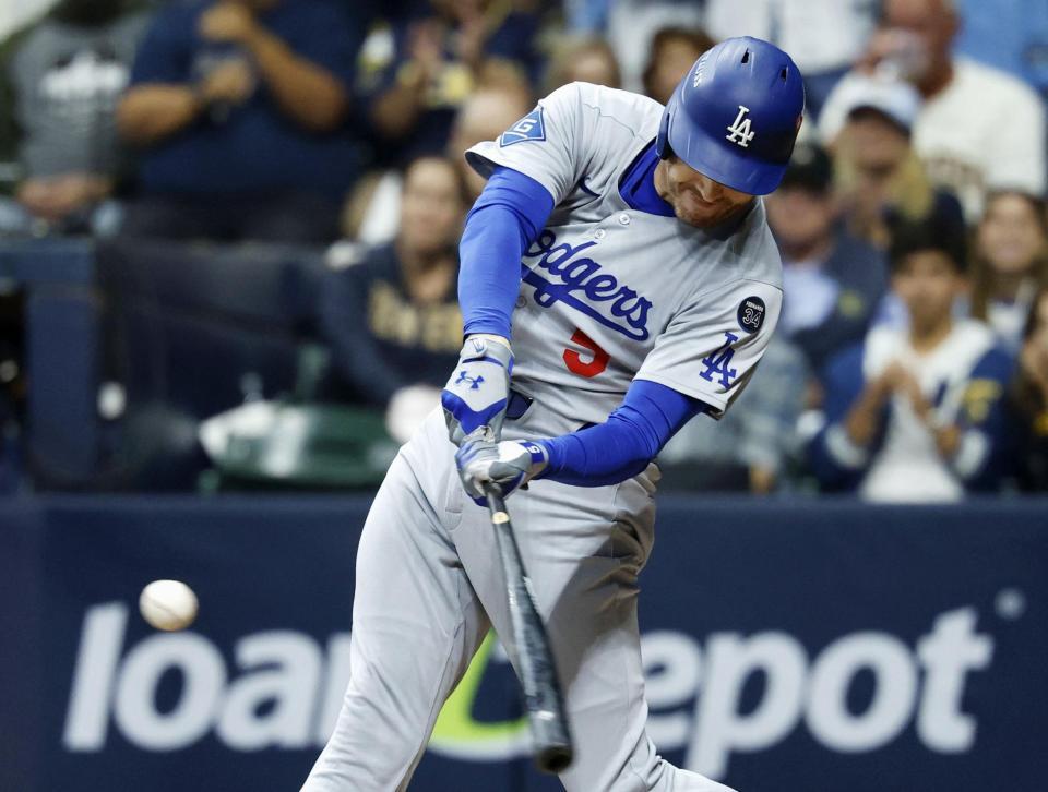　ブルワーズ戦の６回、先制ソロを放つドジャースのフリーマン（共同）