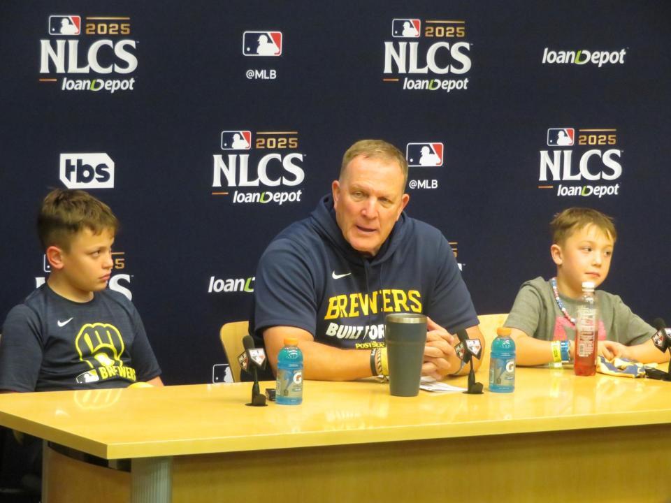 　試合後に会見に応じるマーフィー監督（撮影・小林信行）