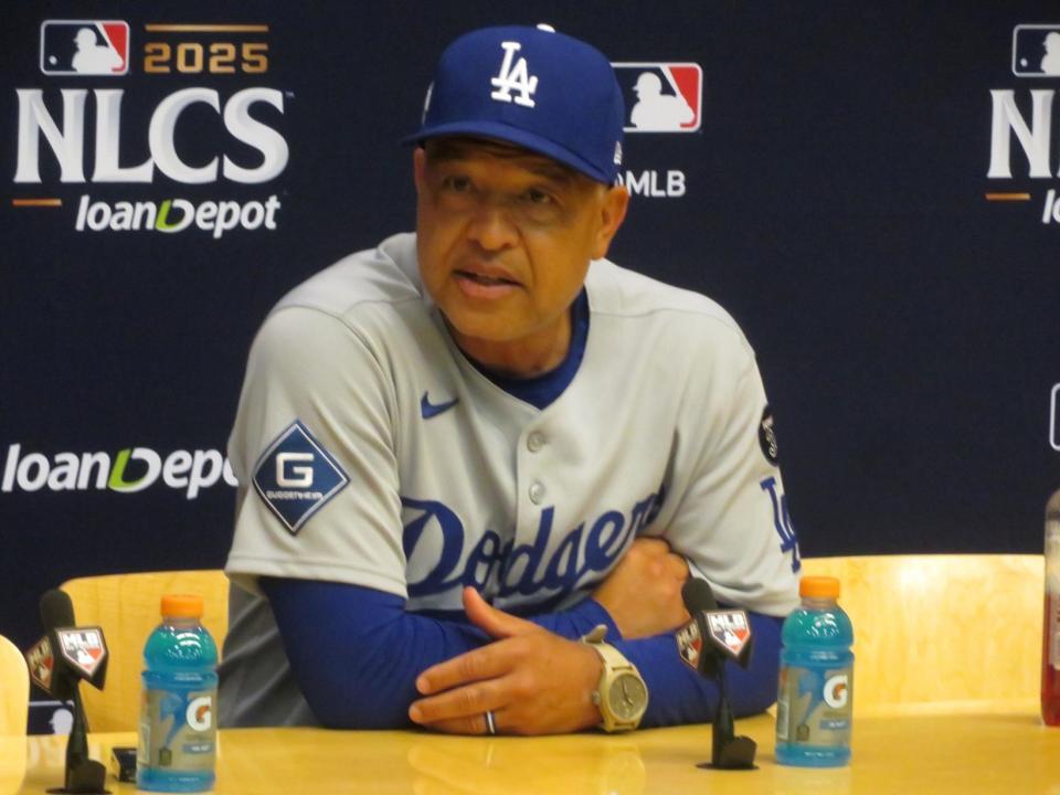 　試合後に取材に応じるロバーツ監督（撮影・小林信行）