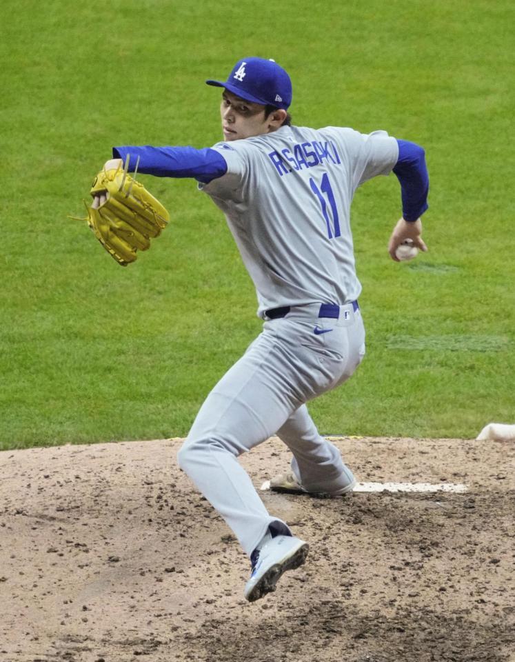 　ブルワーズ戦の９回、登板したドジャース・佐々木（イマジンイメージズ・ロイター＝共同）