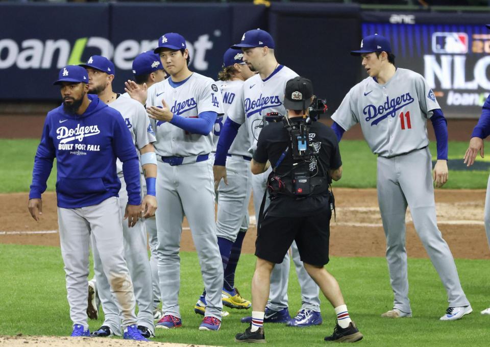 　ブルワーズに勝利しチームメートを迎えるドジャース・大谷（左から３人目）、佐々木（右端）＝共同