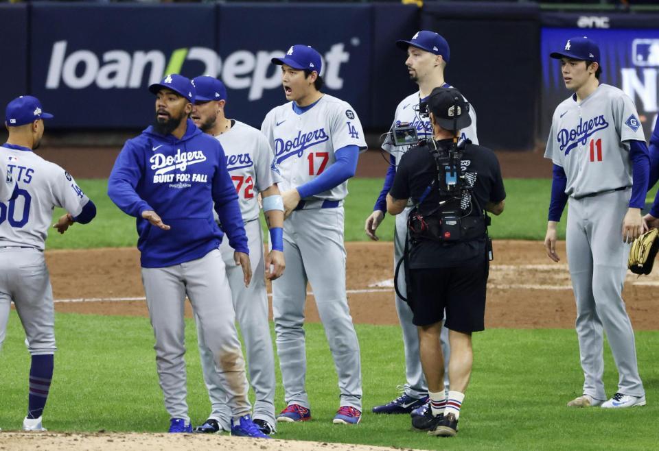 　ナショナル・リーグの優勝決定シリーズが開幕、ブルワーズに勝利しチームメートを迎えるドジャースの大谷翔平（１７）、佐々木朗希（１１）ら（共同）