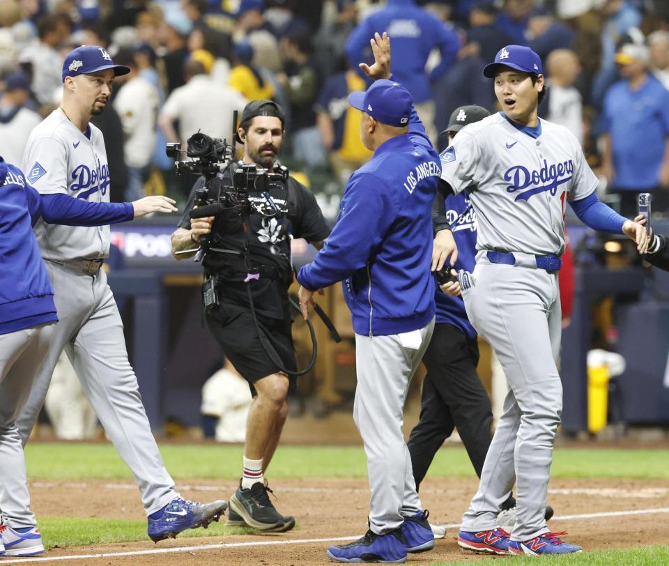 　ブルワーズに勝利し、ロバーツ監督とタッチを交わすドジャース・大谷（右）＝共同