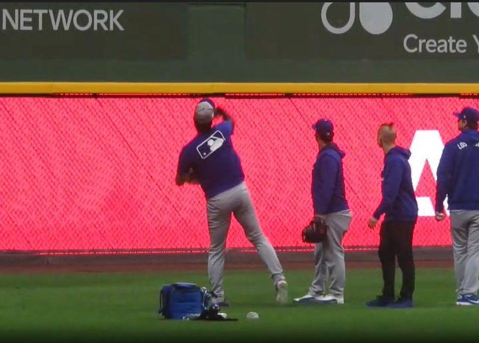 　スタンドにボールを投げ入れる大谷翔平（撮影・小林信行）