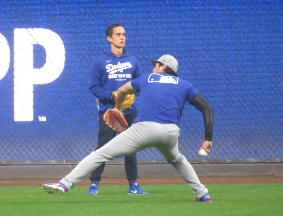 　試合前にキャッチボールする大谷翔平（撮影・小林信行）