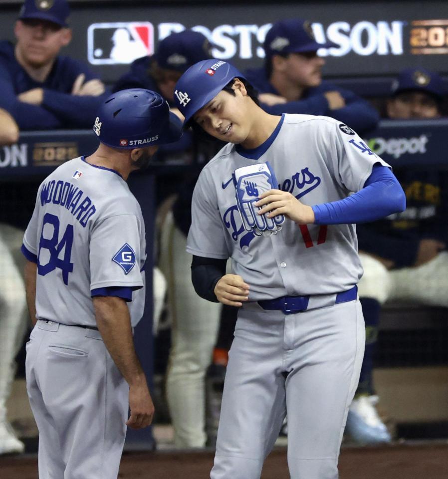 　ブルワーズ戦の１回、四球を選び出塁したドジャース・大谷（共同）