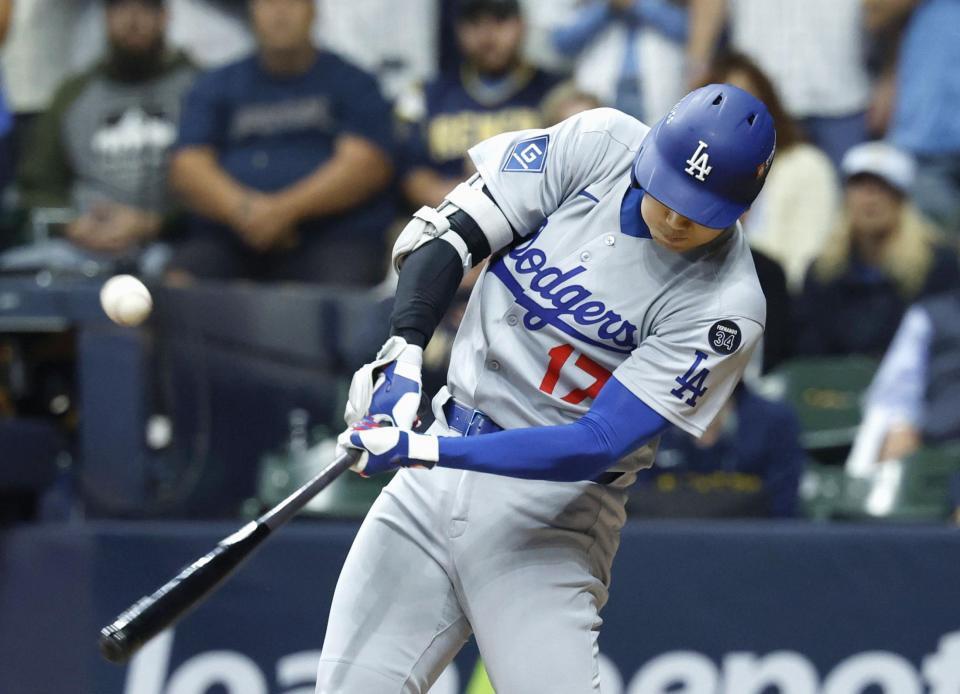 　ブルワーズ戦の３回、左飛に倒れるドジャース・大谷（共同）