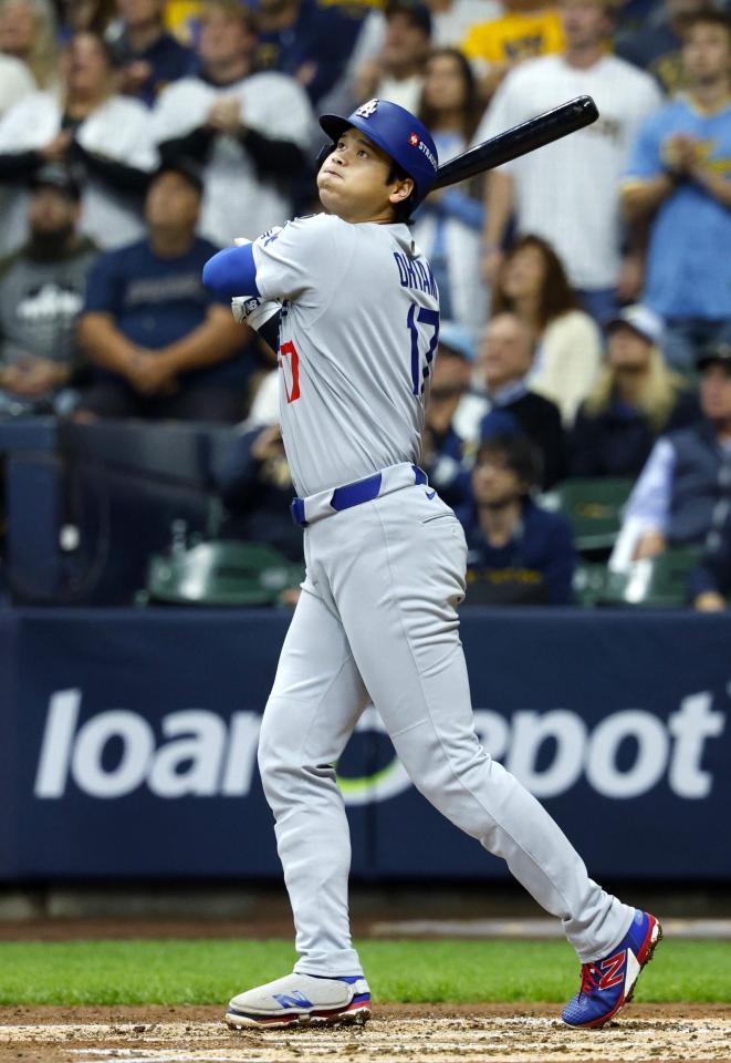 　ブルワーズ戦の３回、左飛に倒れるドジャース・大谷（共同）