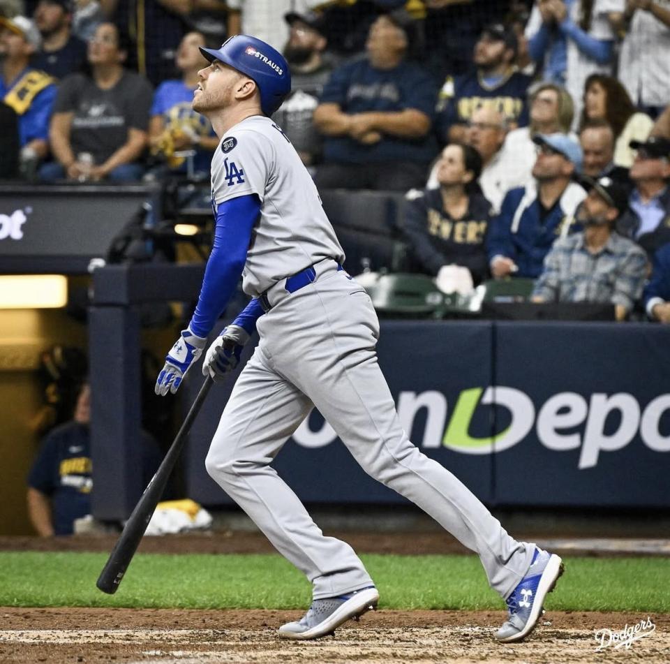 　六回、右越えに先制ソロを放つフリーマン（ロサンゼルス・ドジャース提供）