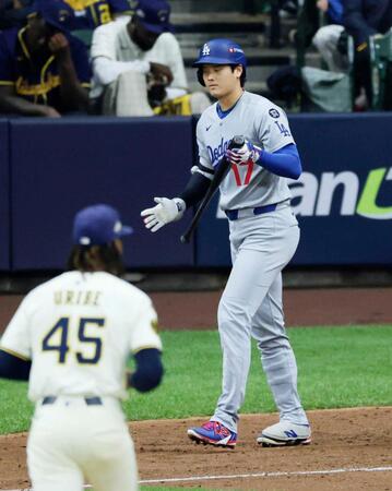 　９回、この試合２度目の申告敬遠で出塁するドジャース・大谷。投手ウリベ（共同）